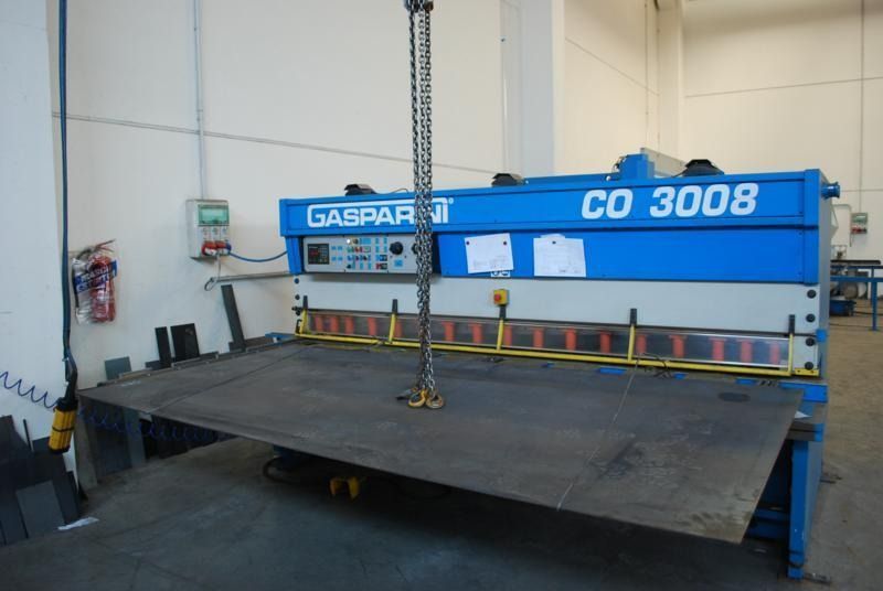 Una cesoia industriale per lamiera Gaspari CO 3008 di colore blu, installata in un ambiente di fabbrica, con una lamiera posizionata sul piano di taglio.