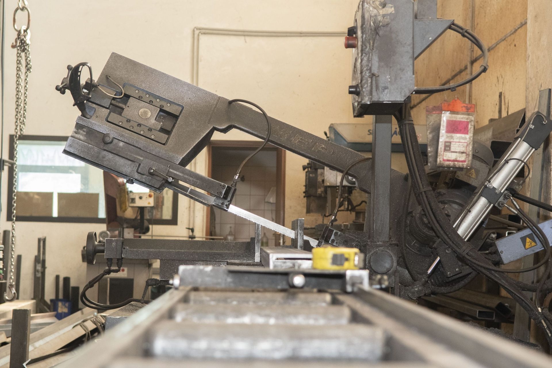 nastro appoggiato sul piano di alimentazione del materiale metallico.