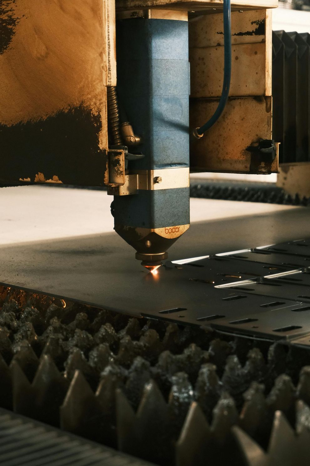 Macchina CNC che gira un cilindro di metallo, spruzzando refrigerante.