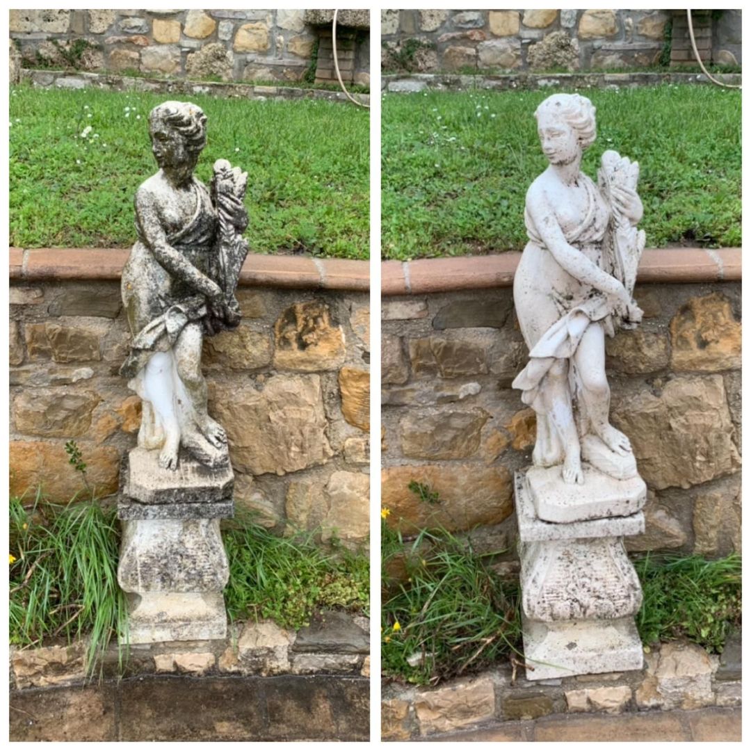 Un confronto affiancato che mostra una statua da giardino in pietra prima e dopo la pulizia, rivelando un aspetto decisamente più luminoso.