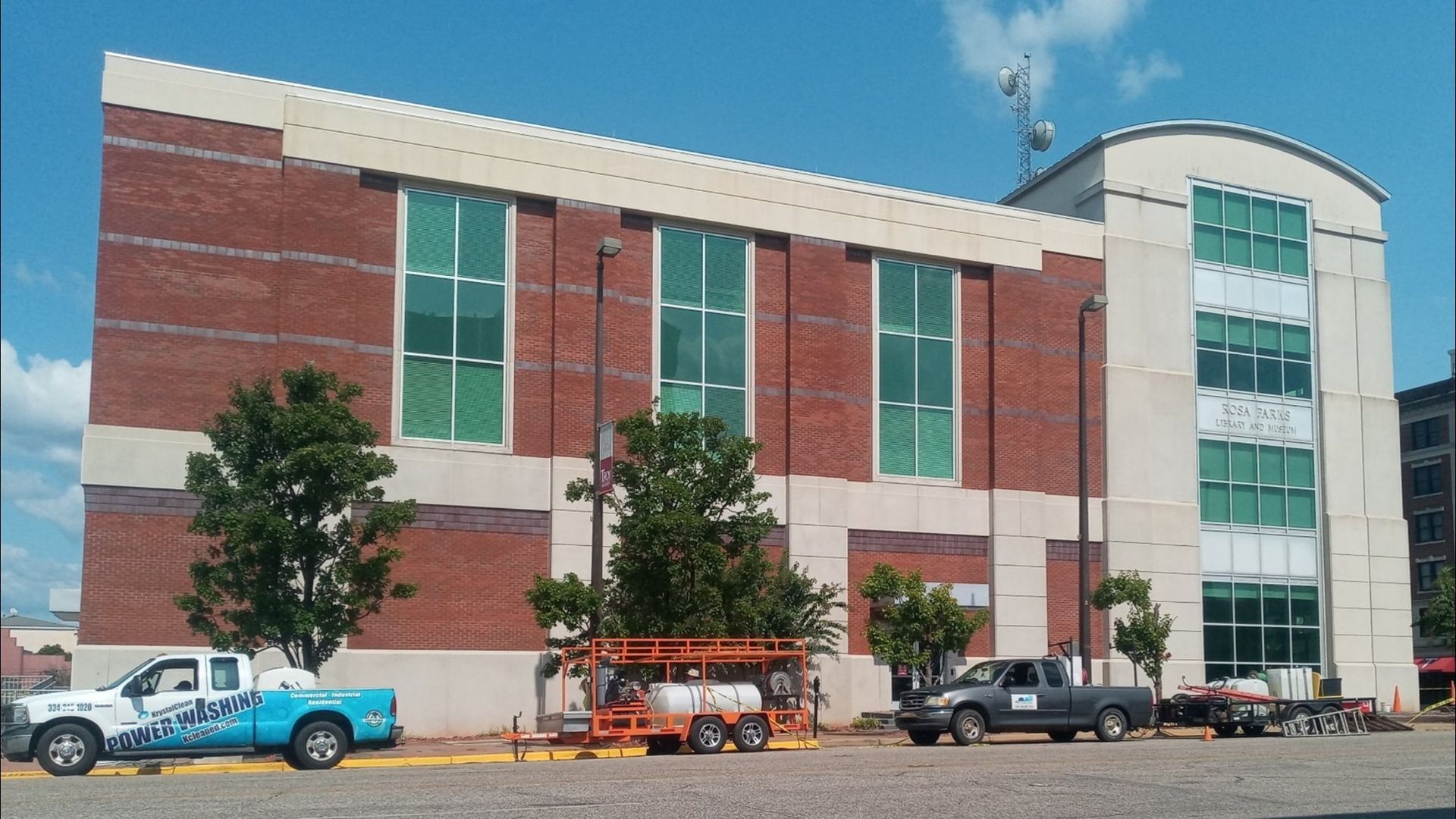Professional Commercial Exterior Cleaning Enhances Business Branding and Tenant Satisfaction