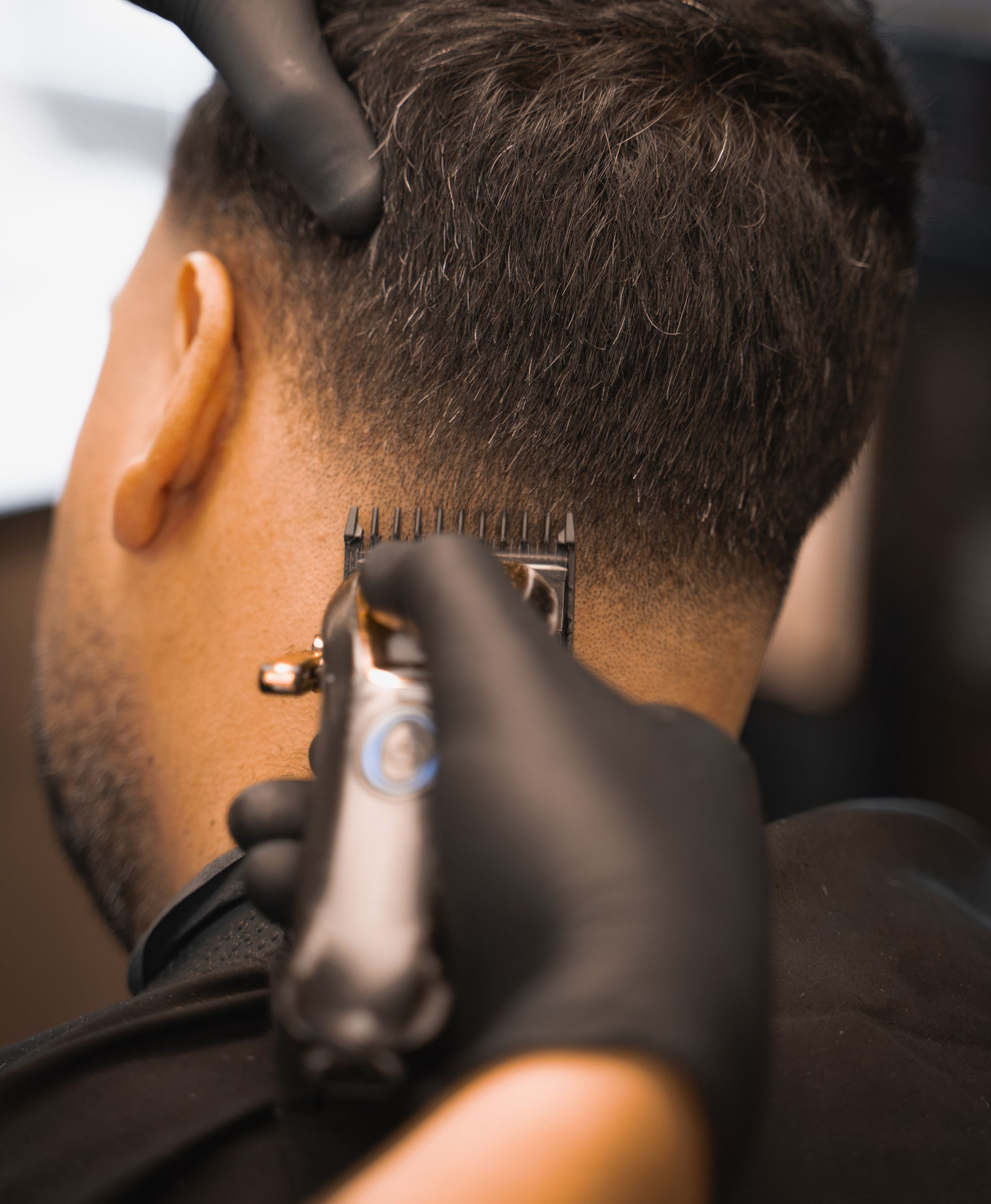 Fade cutting man