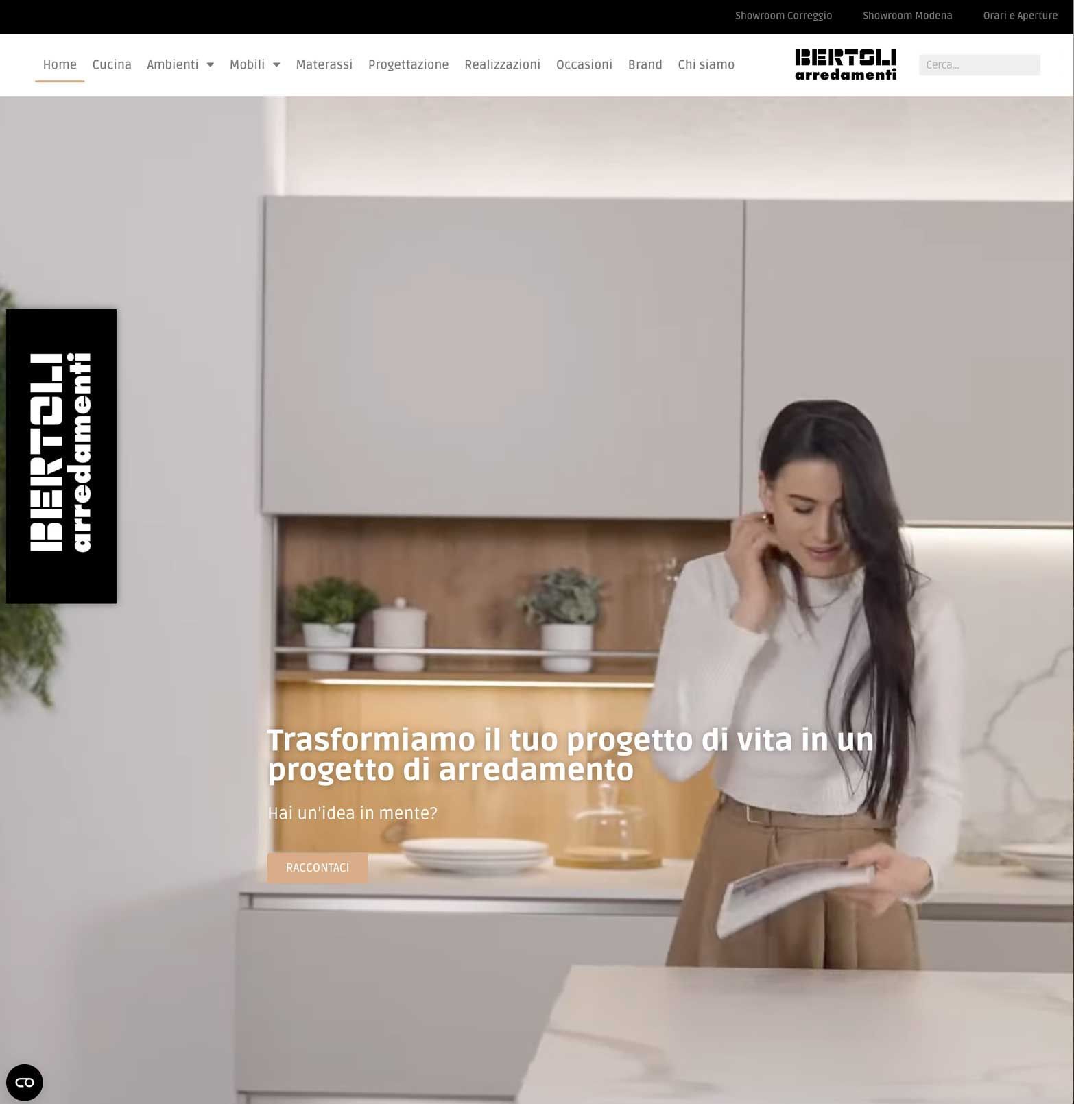 Una donna sta parlando al cellulare in cucina