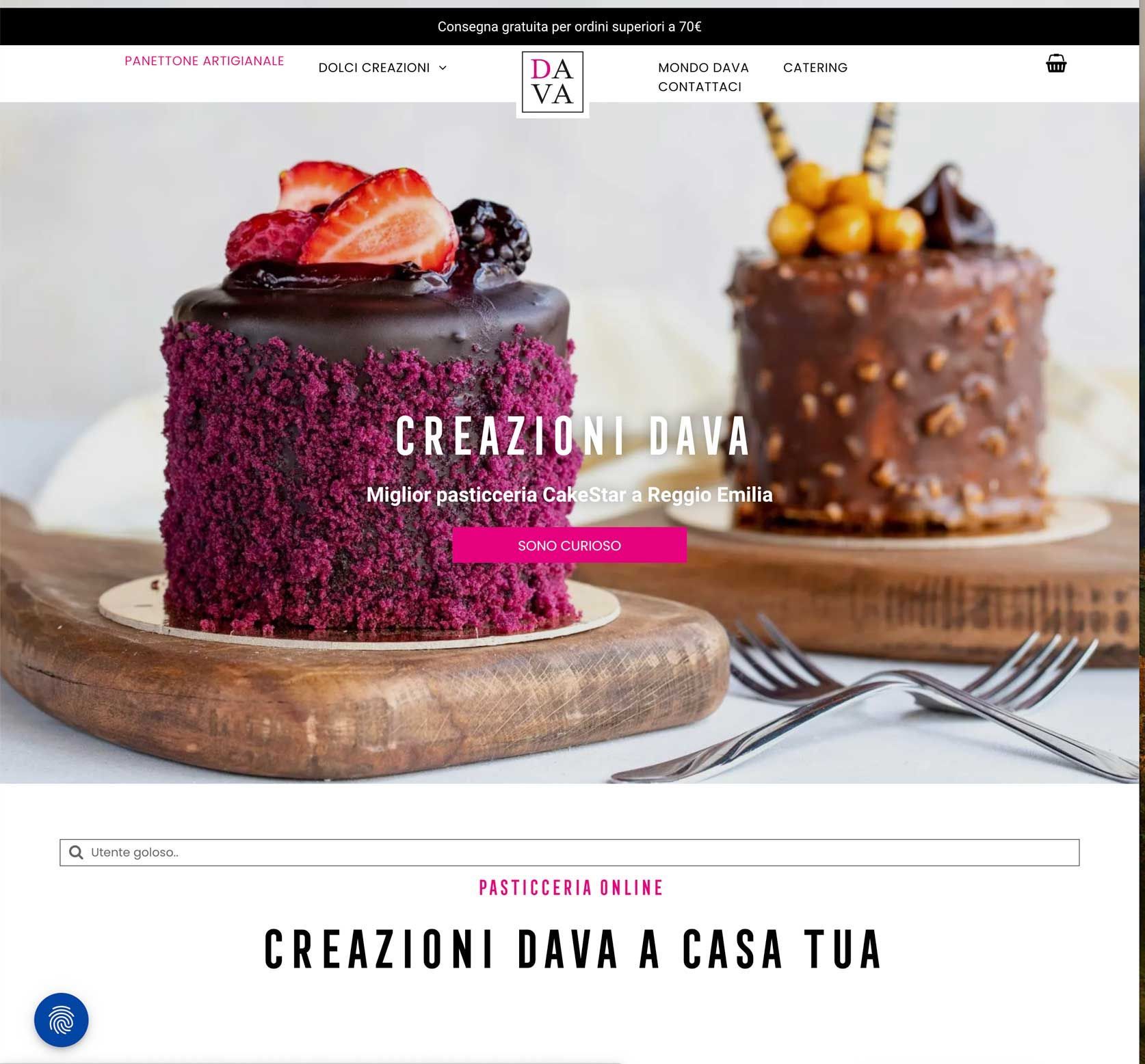 Uno screenshot di un sito web che mostra due torte su un tagliere di legno.