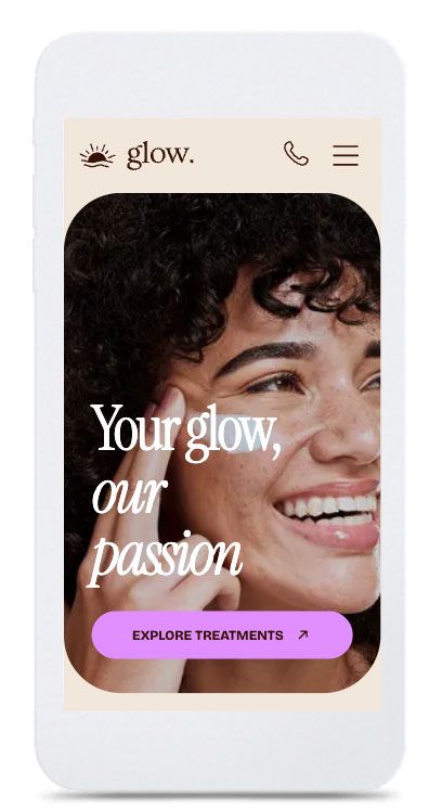 Un cellulare bianco con il volto di una donna sullo schermo.