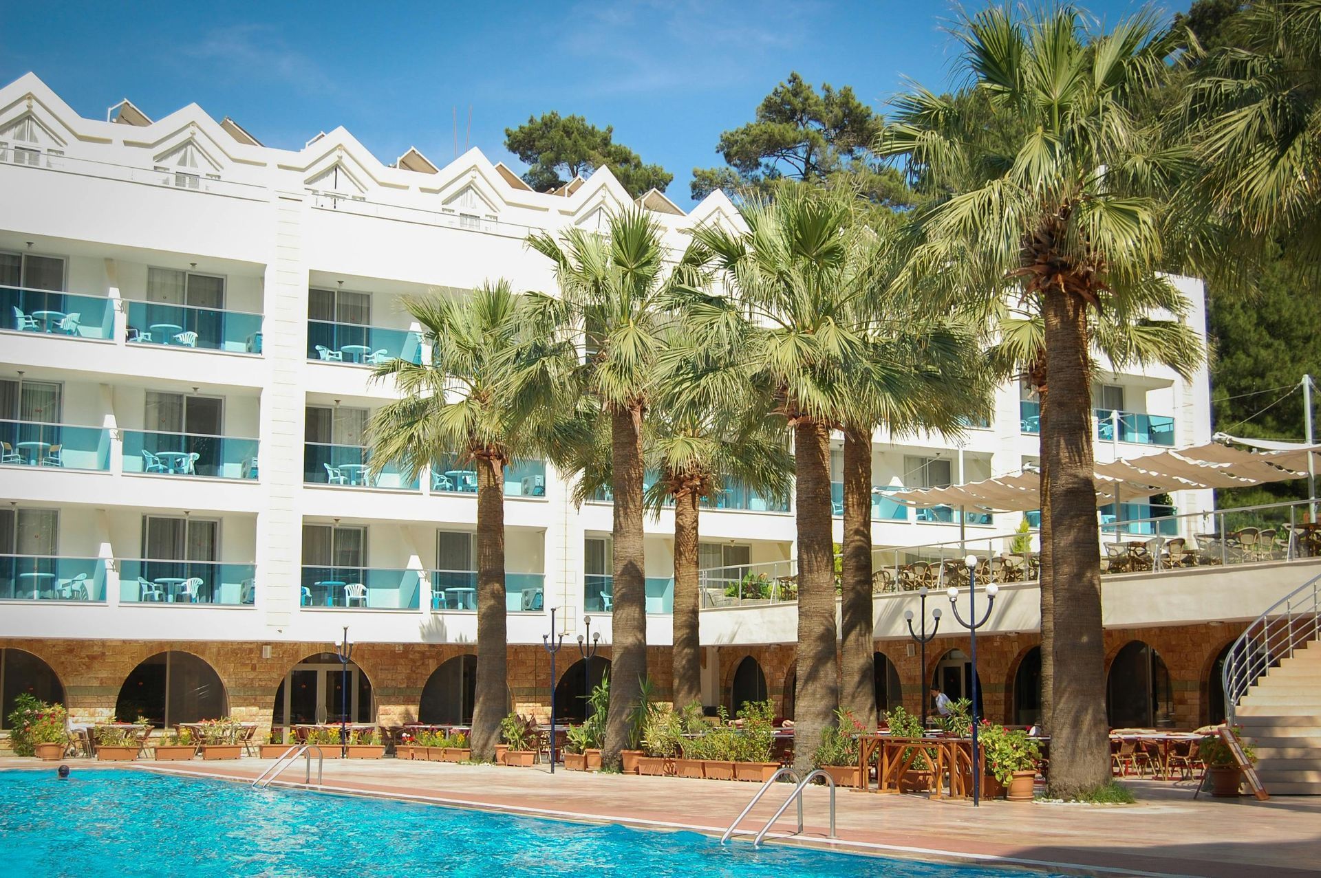 Un grande albergo con piscina di fronte