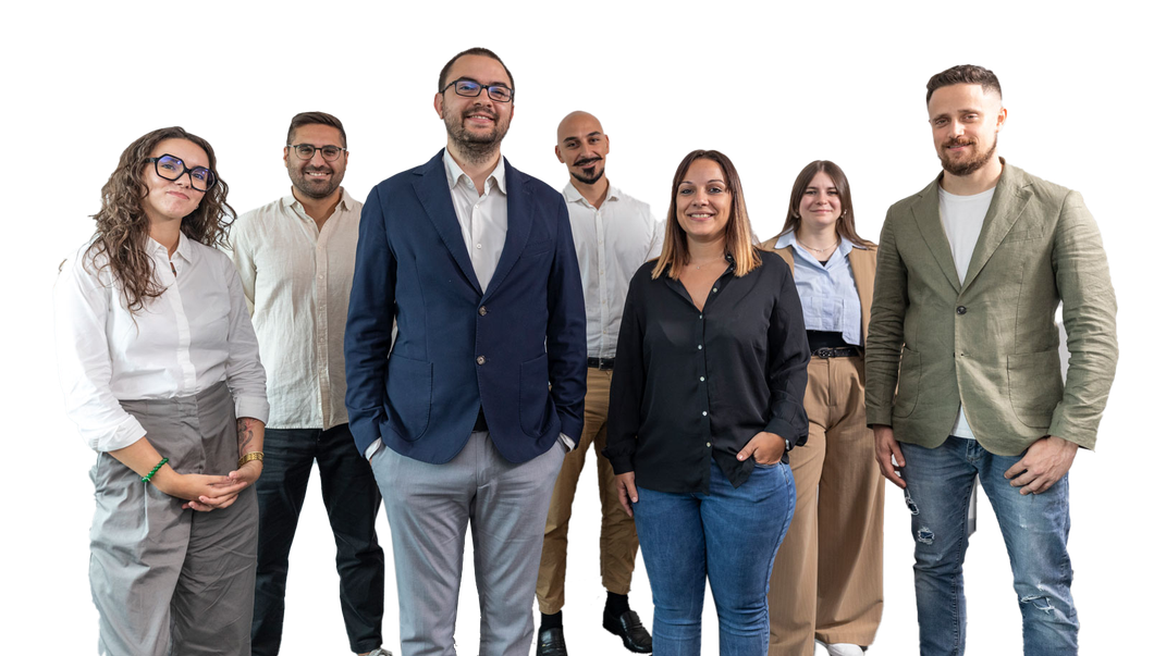 Team di ps company in fila su sfondo bianco, sono tutti giovani, tre donne e 4 uomini
