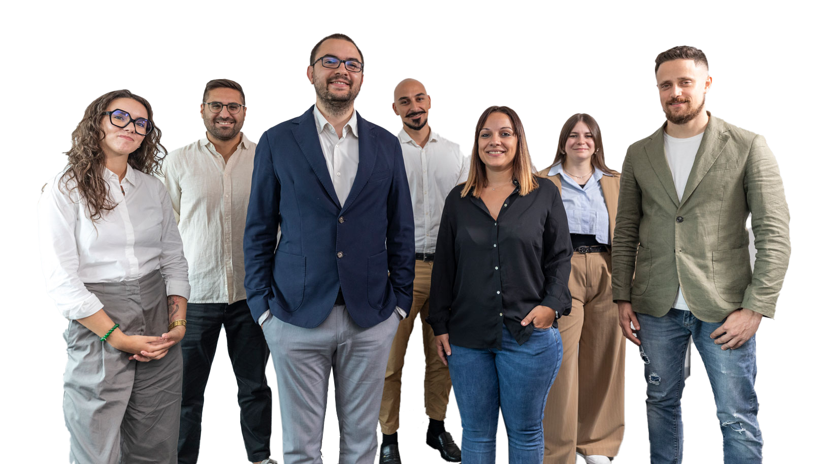 Team di ps company in fila su sfondo bianco, sono tutti giovani, tre donne e 4 uomini