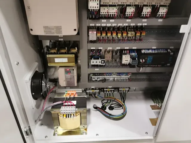 Mani che utilizzano un tablet per controllare un pannello di controllo domotico in un soggiorno moderno.