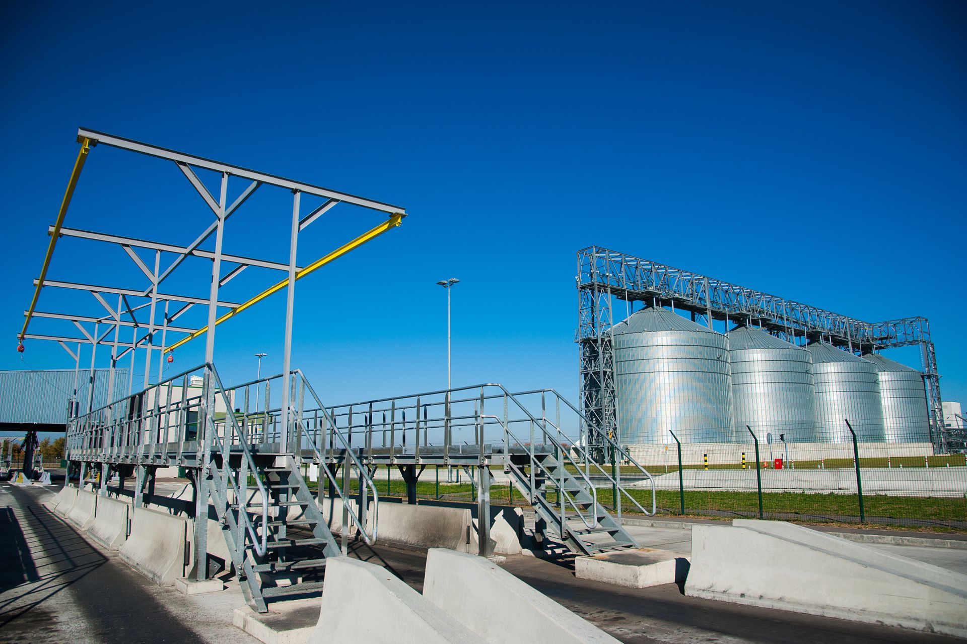 Large above-ground fuel and process storage tanks at an agricultural facility requiring professional tank cleaning services