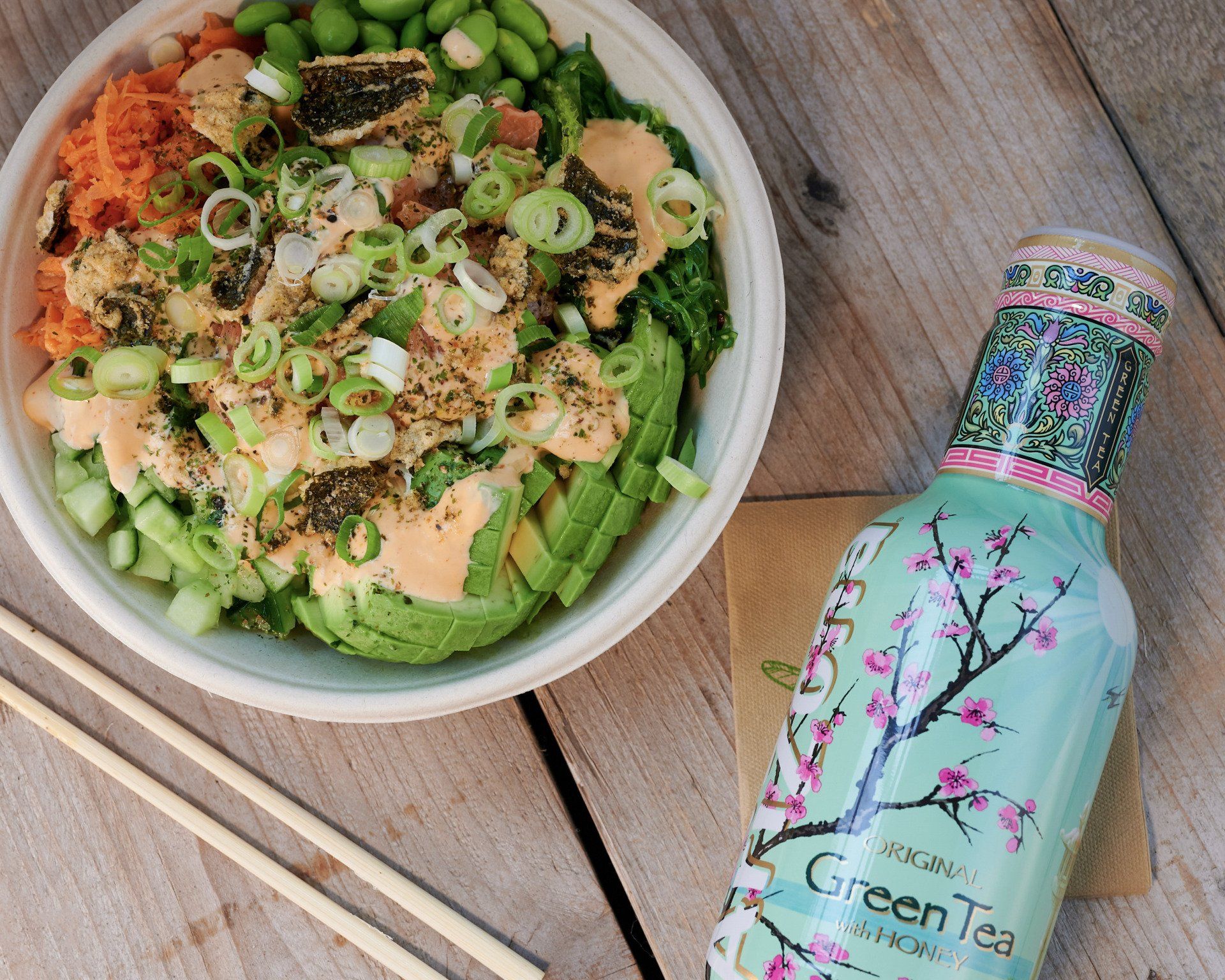Verse poké bowl met zalm, avocado en edamame