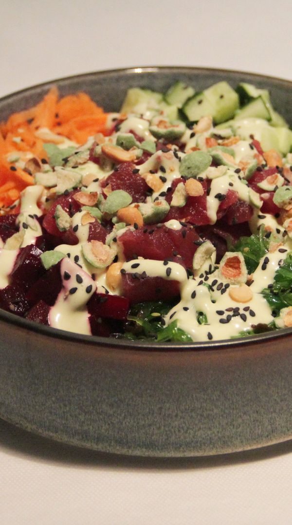 Poké bowl met verse ingrediënten