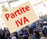Un gruppo di persone tiene in mano un cartello con la scritta partite iva.
