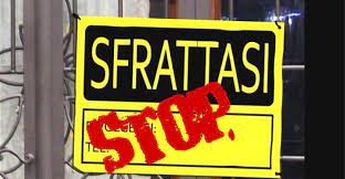 Un cartello giallo con sopra scritta la parola stop