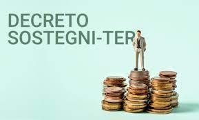 Un uomo in miniatura è in piedi sopra una pila di monete.