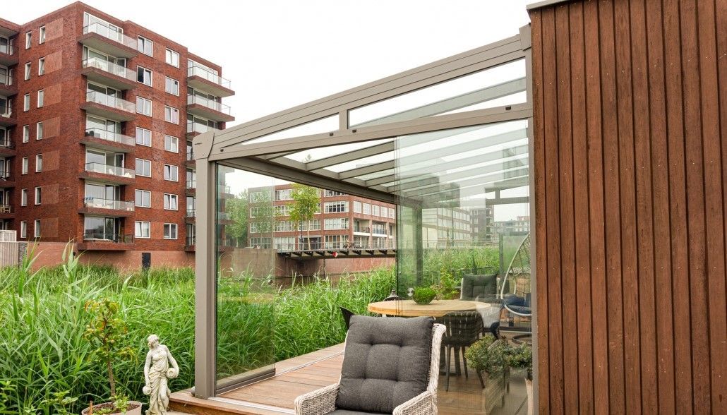 Topline overdækning og rammeløse skydedøre i aluminium og glas