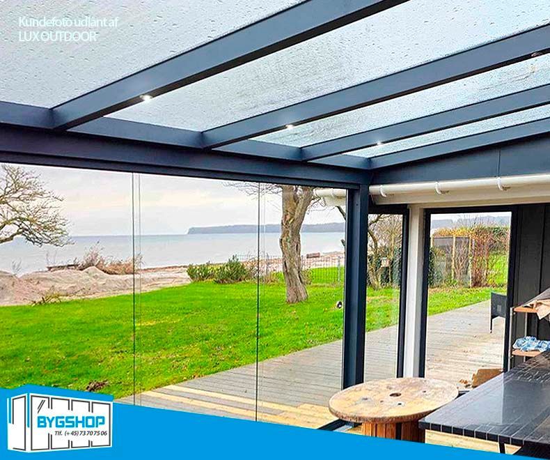 Topline overdækning med indlejret LED dæmpbar spot i spær. 8mm glastag. Kundefoto: Lux Outdoor
