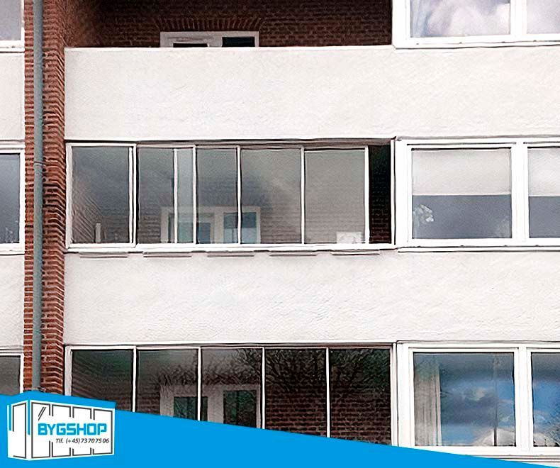 Altanlukning med skydevinduer i aluminium og glas. 