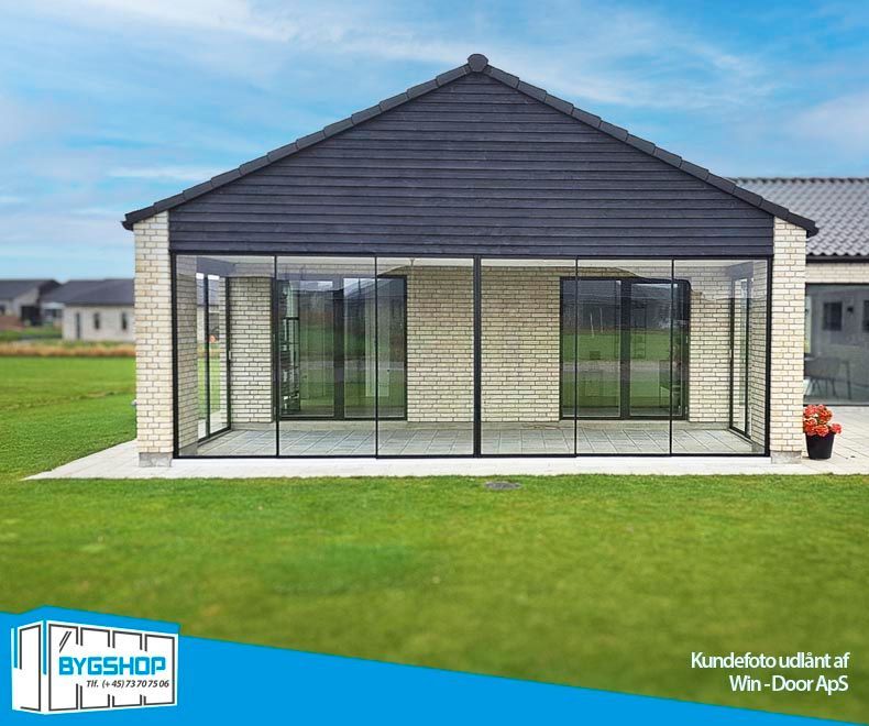 BS. 1-1 skydedøre i glas og aluminium udestue,lukkede døre, set udefra. Foto Win-Door