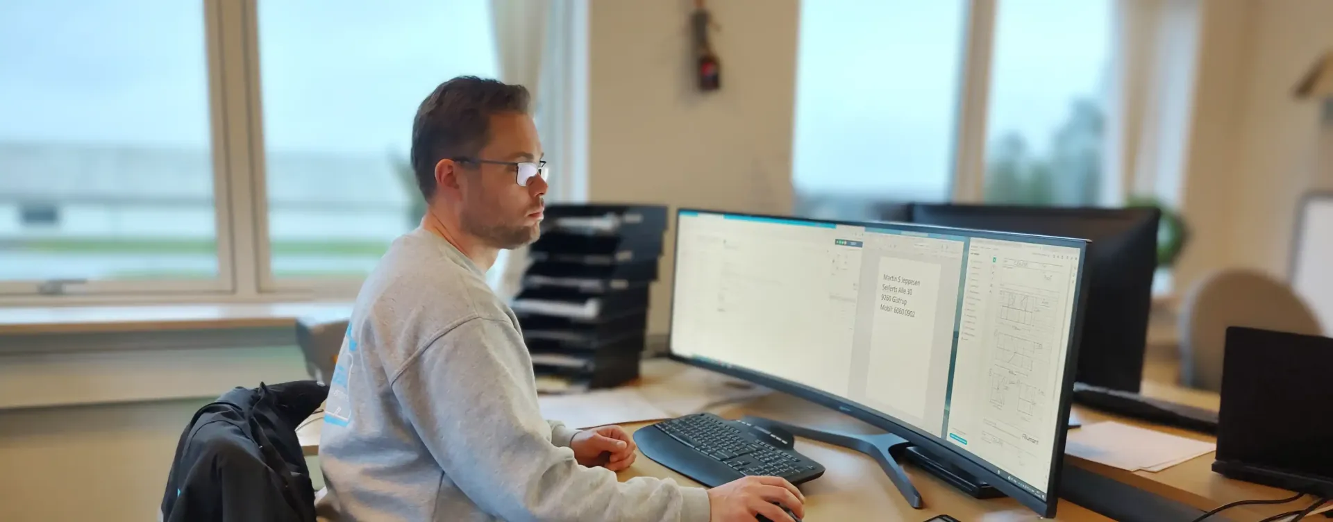 Foto fra Bygshops kontor. Leverandør af udendørs skydedøre til erhverv