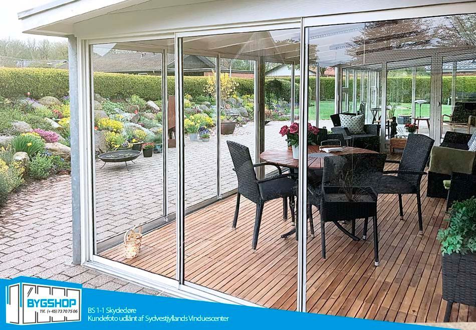 Hvide BS. 1-1 skydedøre i glas og aluminium udestue, set udefra