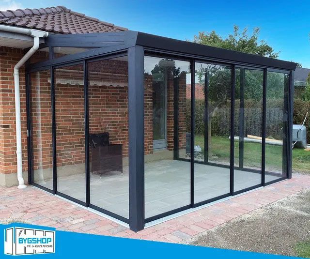 Udestue, BS 1.2 skydedøre i glas og aluminium