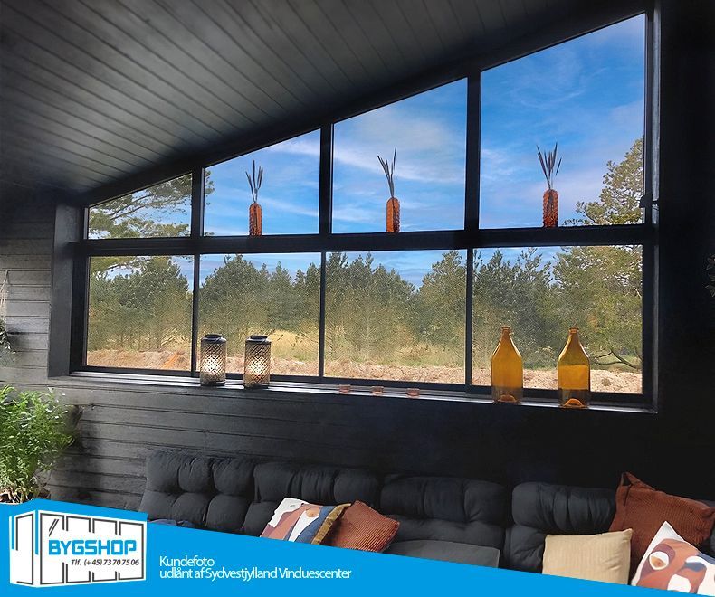 Uderum med skydevinduer i aluminium og glas, set indefra.
