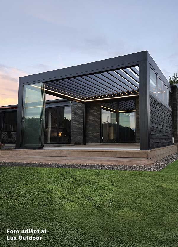 Udestue med skydevinduer og rammeløse skydedøre. Åbne døre. 
Foto: Lux Outdoor