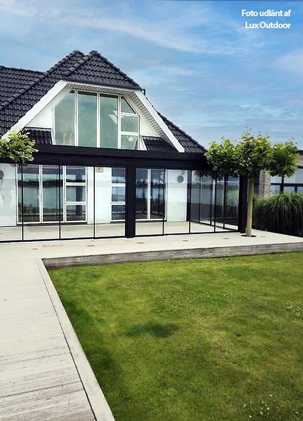 BS-skydedøre. En terrasse med udestue. Glasskydedøre Foto Lux Outdoor