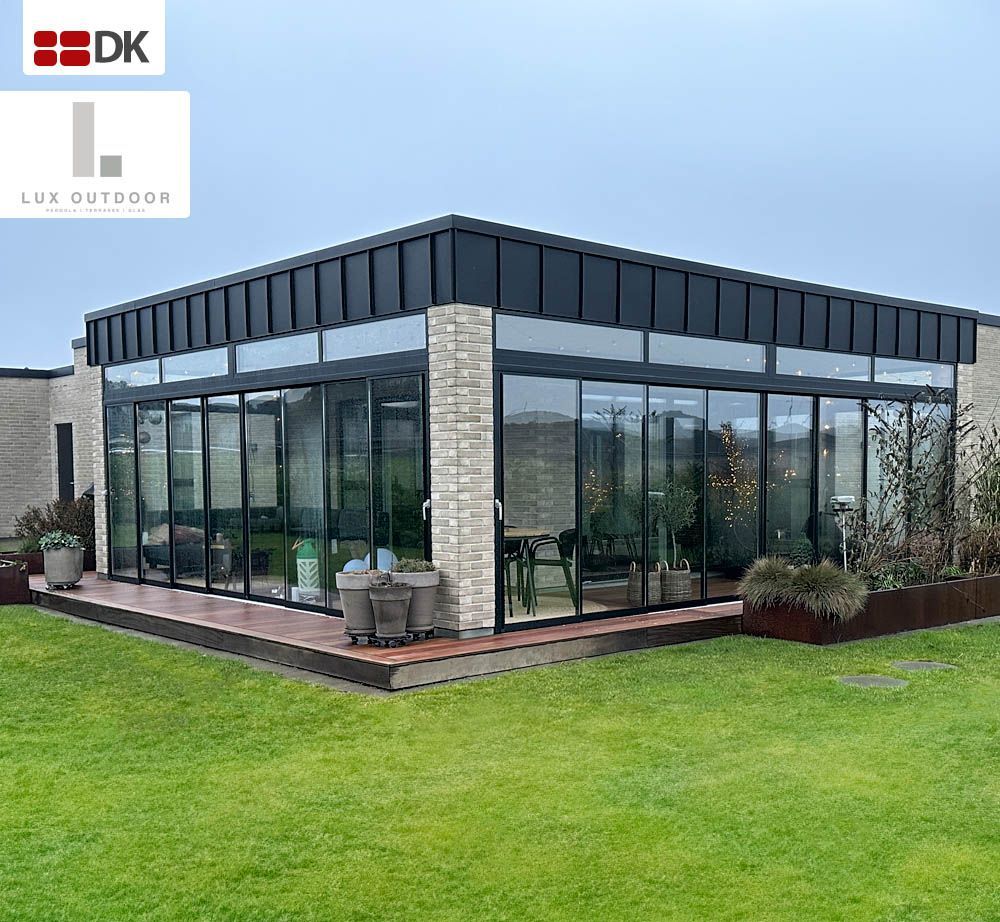 Lux outdoor udestue, skydedøre efter mål, pergola, overdækninger og glasløsninger.