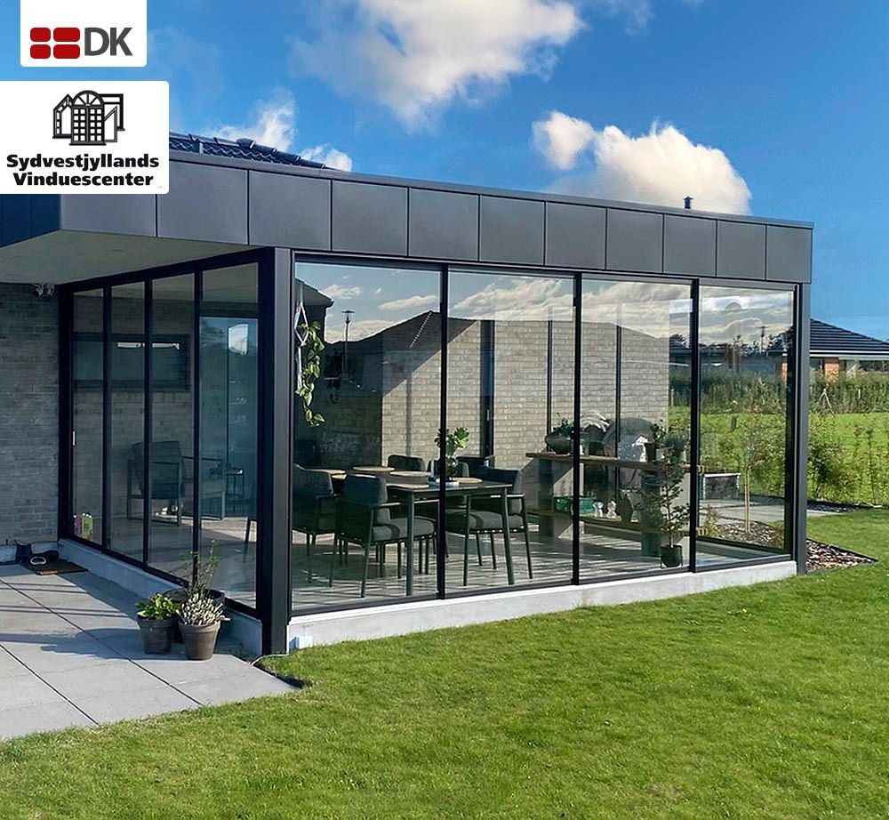 Et billede af hus med skydedøre fra Sydvestjyllands Vinduescenter.