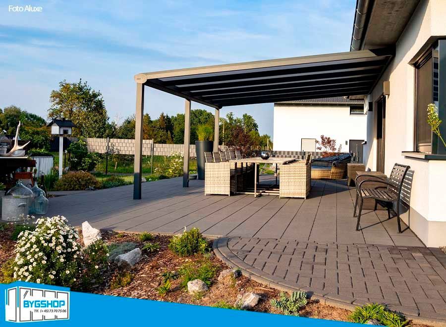 Trendline overdækning, rund stilart. En terrasseoverdækning. Foto Aluxe