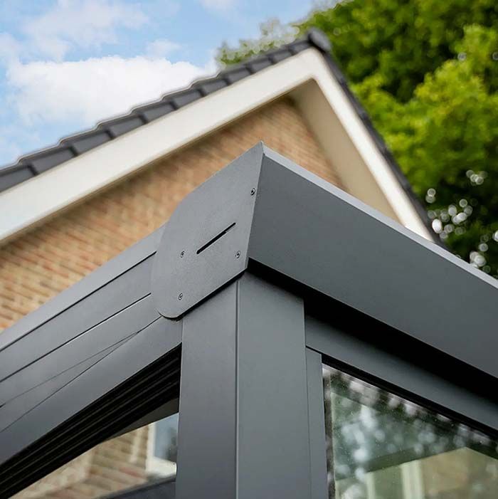 Trendline overdækning i flad stilart. Farve RAL 9010 hvid struktur. Foto Aluxe