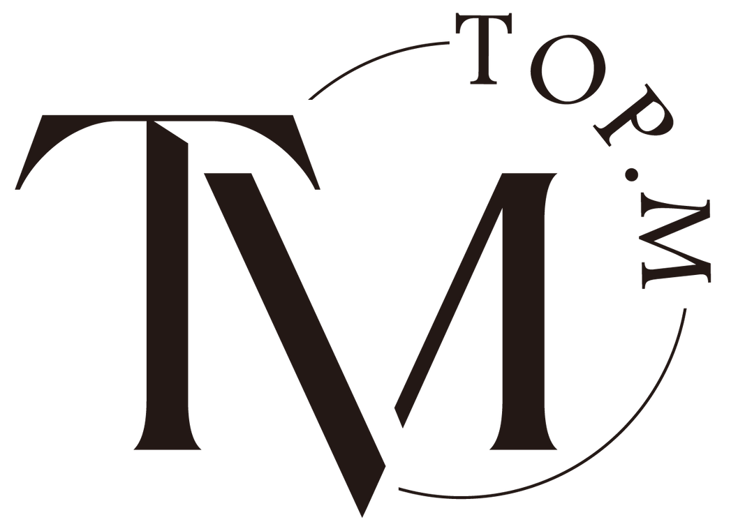 白色背景上的黑色風格化TM標誌，右側環繞著&ldquo;TOPM&rdquo;字樣。