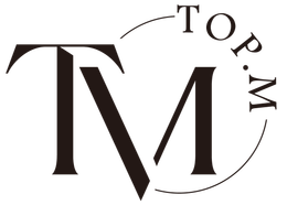 白色背景上的黑色風格化TM標誌，右側環繞著&ldquo;TOPM&rdquo;字樣。