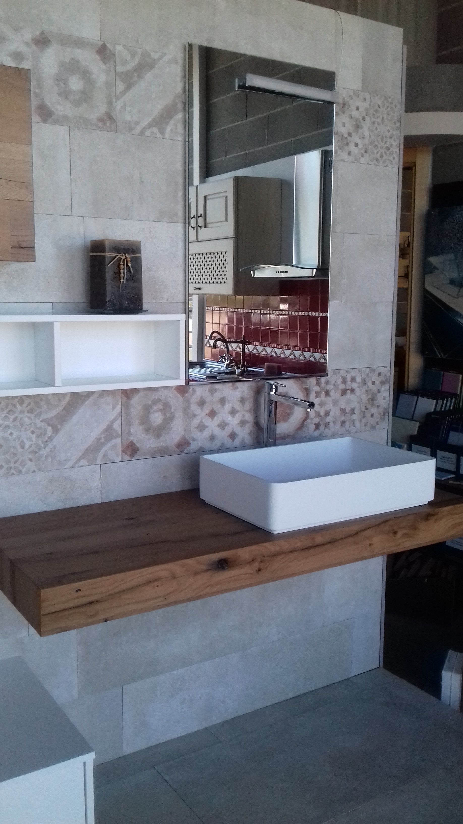 Un bagno con un lavandino e uno specchio sul muro