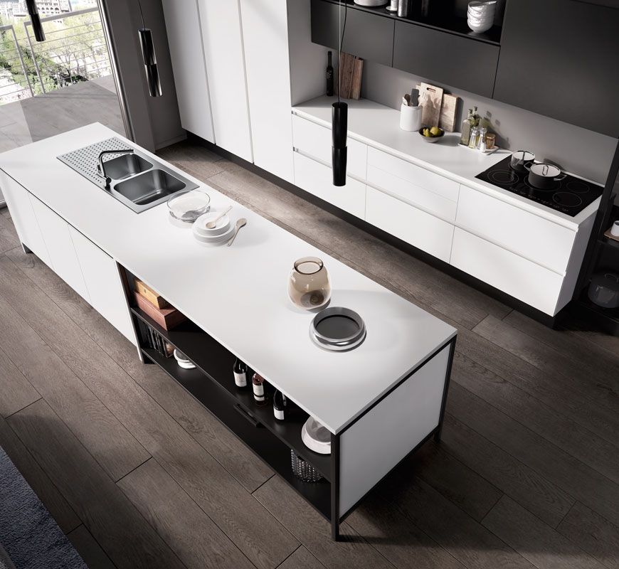 Una cucina con mobili in legno e piastrelle blu
