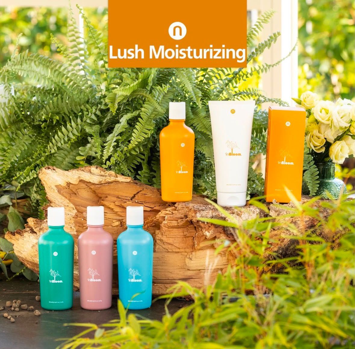 Lussuosi prodotti idratanti per la cura della pelle in flaconi arancioni, bianchi, rosa e blu, esposti tra il verde della vegetazione.