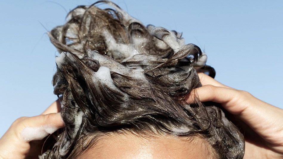 Applicazione dello shampoo sui capelli: abitudini corrette per prevenire la stempiatura