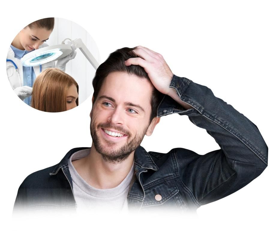 Uomo sorridente che si passa la mano tra i capelli con in evidenza una tricologa: test HdM capelli uomo, diagnosi avanzata
