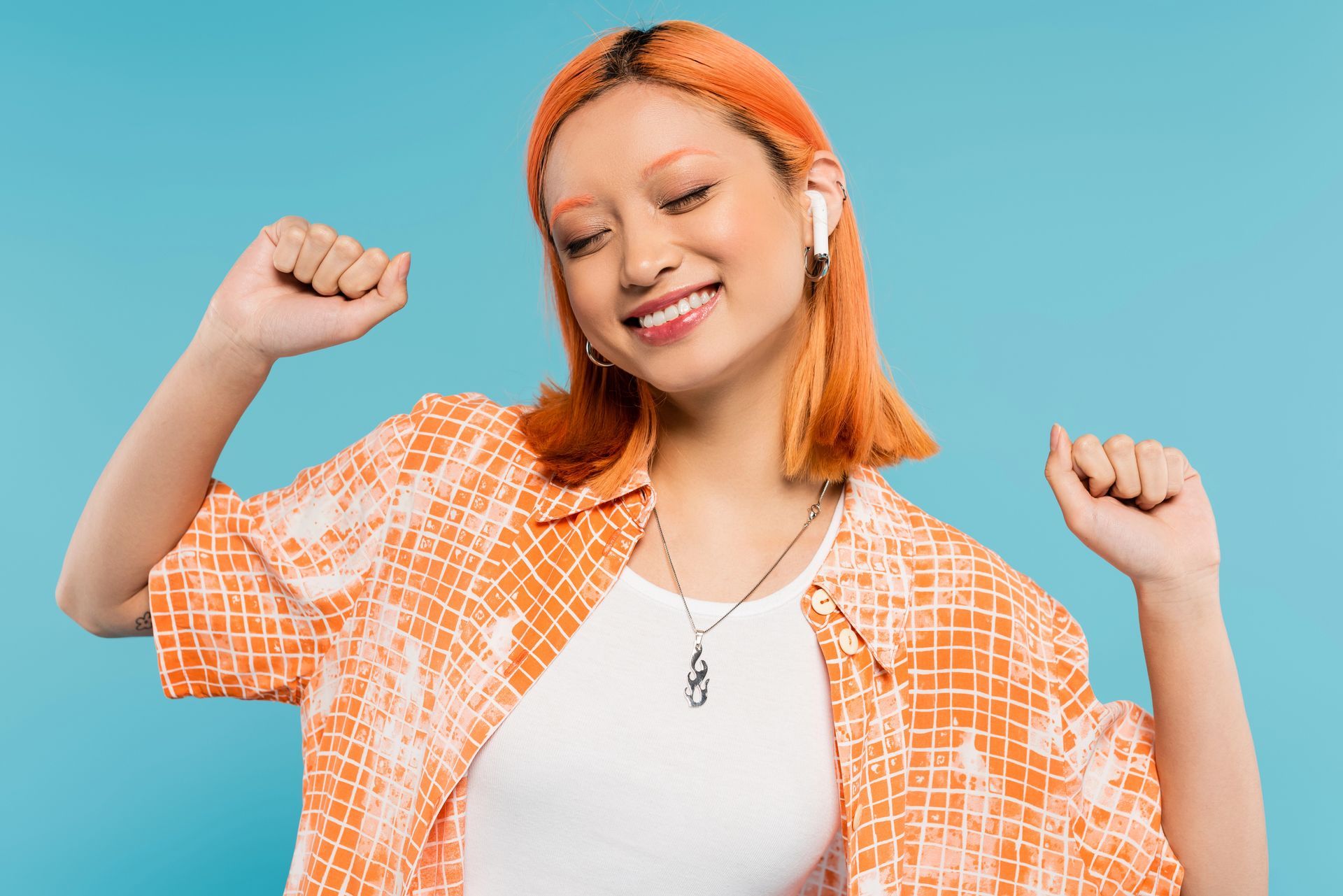 Ragazza sorridente con capelli tinti di arancione: come proteggere i capelli colorati e mantenerli brillanti più a lungo