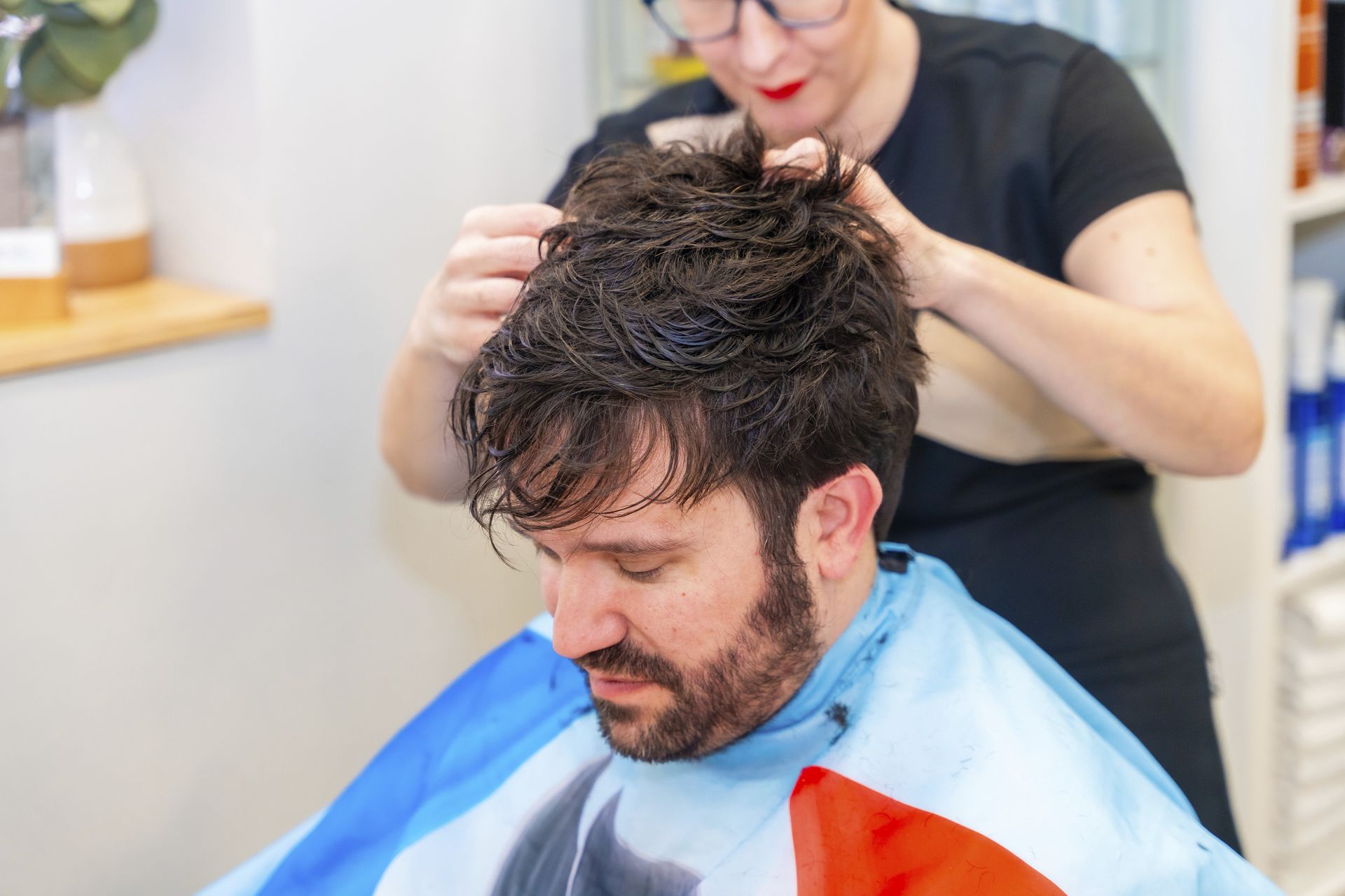 Tricologo che esamina i capelli di un paziente con tecnica non chirurgica