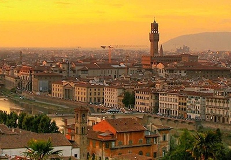 Panorama di Firenze al tramonto sul Lungarno: HairAid, i migliori centri di trapianto capelli in Toscana