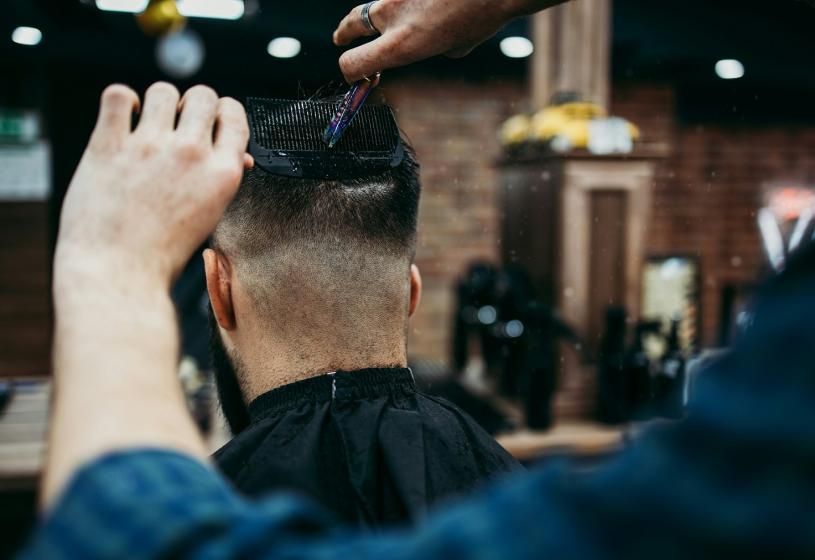 Capelli visti sul retro con apertura e diradamento: cause e trattamenti consigliati dal tricologo