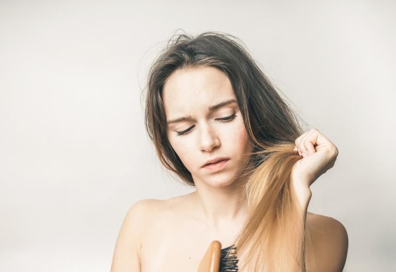 Donna con capelli di media lunghezza: cause e soluzioni per i capelli che smettono di crescere