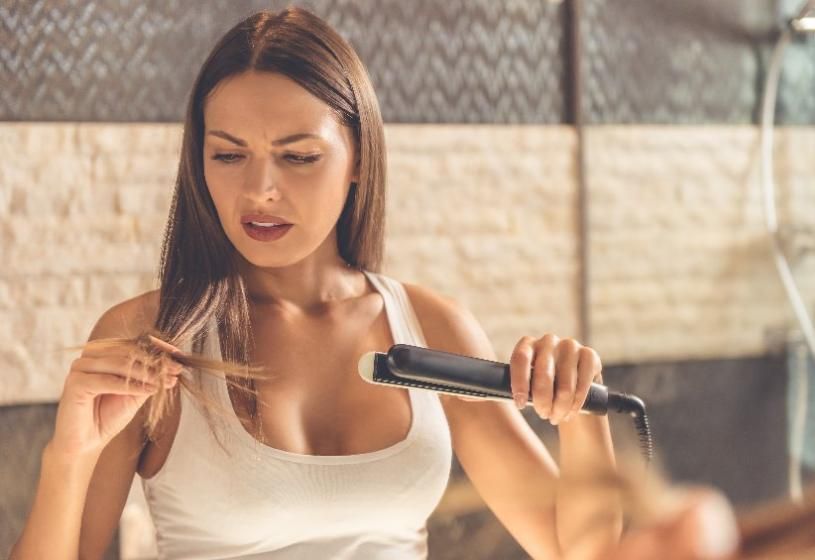 Donna che si acconcia i capelli: alopecia da trazione, cause e percorso di guarigione