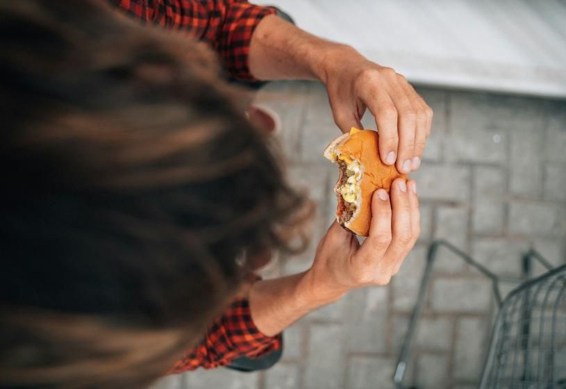 Mangiare sano o junk food? il ruolo della dieta nell'alopecia
