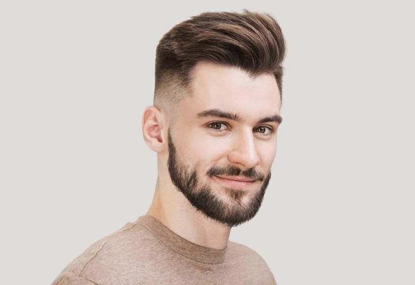 Uomo con capelli ispessiti e curati: 4 sistemi efficaci per infoltire i capelli fini