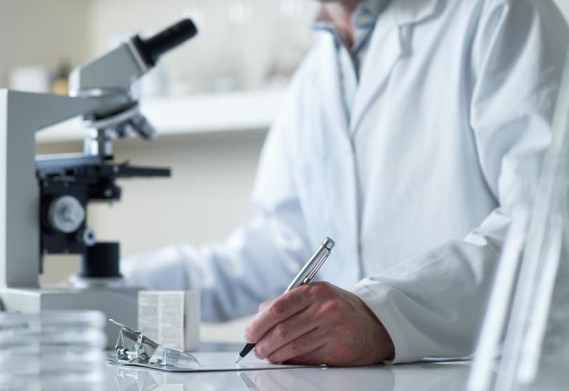 Specialista che esegue il test mineralogramma HdMethod su paziente in studio professionale