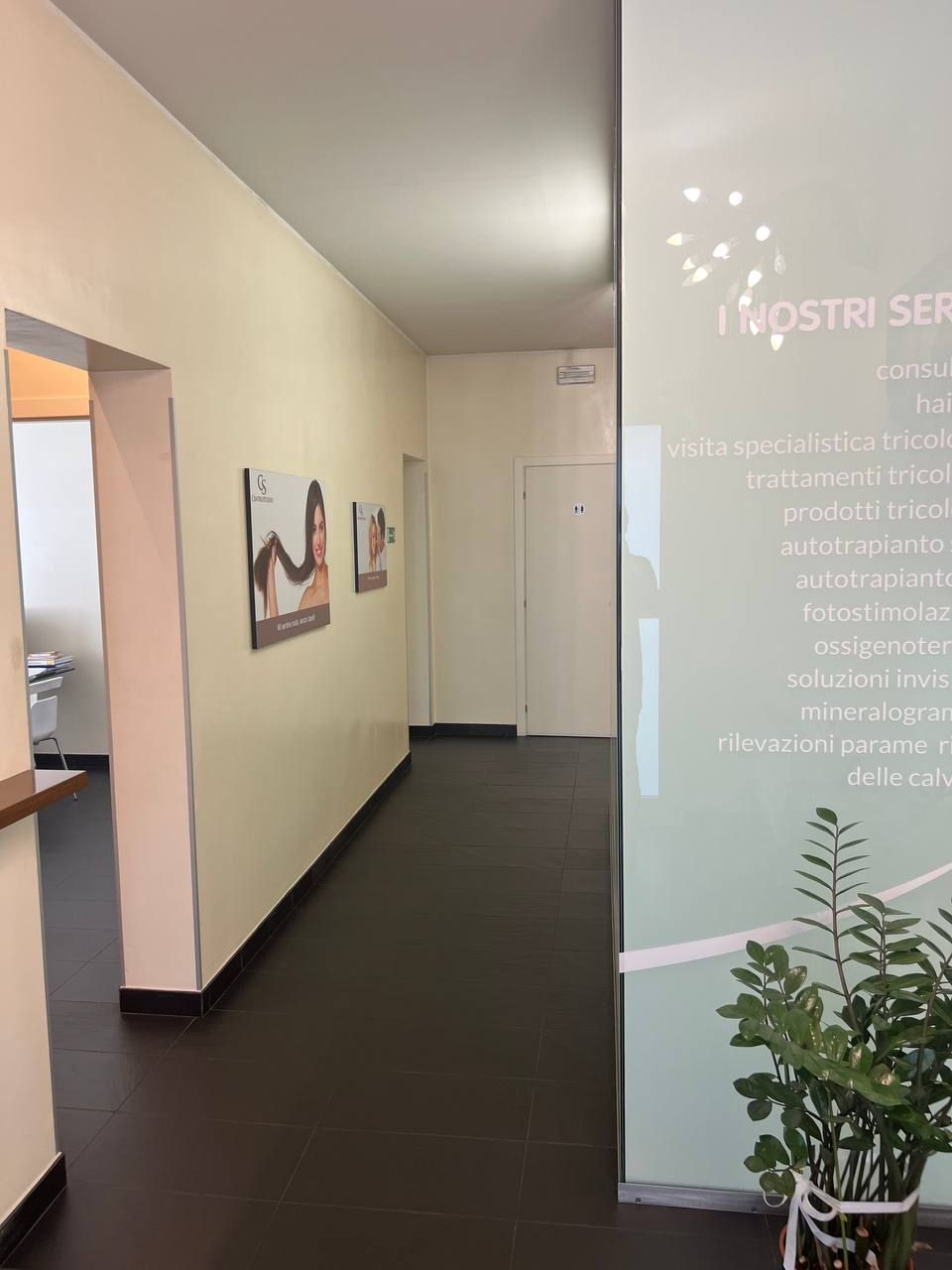 Corridoio interno della sede HairAid di Treviso: ambiente moderno e accogliente per i pazienti